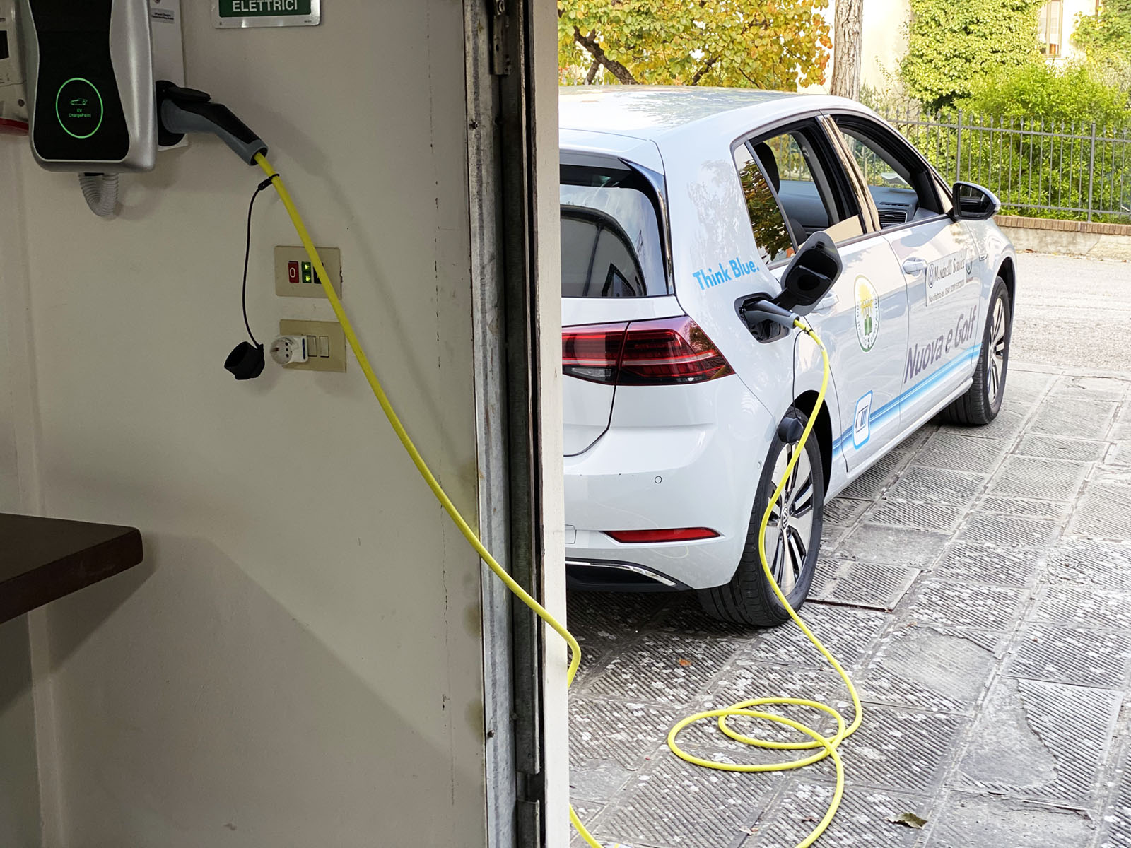 Colonnina di ricarica per veicoli elettrici e ibridi plug-in